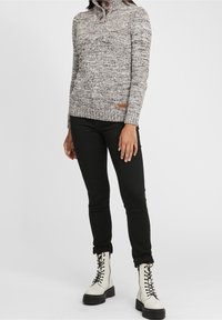 Oxmo Stickad tröja - mottled dark brown