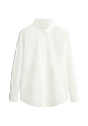 Cămașă albă cu mâneci lungi, cu nasturi, cu guler ascuțit și manșete, afișată pe un fundal alb simplu.