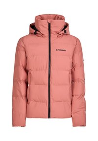 Chaqueta acolchada rosa con cuello alto, capucha y cremallera negra. Incluye un logotipo en el lado izquierdo del pecho y un diseño acolchado texturizado.