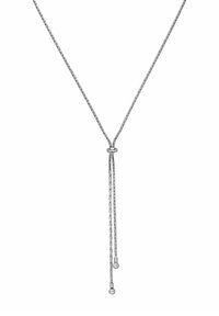 Silberne Kettenhalskette mit V-förmigem Design, das einen zentralen Knoten und zwei herabhängende Enden aufweist, von denen jedes mit einem kleinen runden Akzent verziert ist.