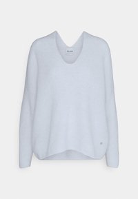 Pull en maille bleu clair avec un col en V, manches longues et un ourlet légèrement arrondi, présenté sur un fond uni.