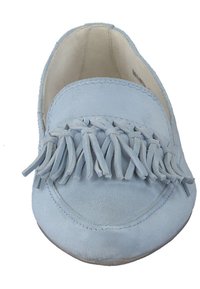 Světle modrá semišová mokasína s třásňovým designem na vršku, hladkým povrchem a kulatým tvarem špičky.
