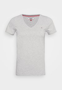 Grå bomull T-shirt med V-hals, kort ärm och en liten logotyp på vänster bröst. Enkelt mönster, slät textur och avslappnad passform.