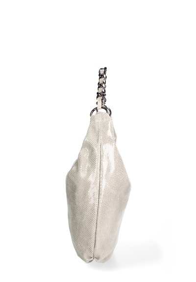 Borsa metallica argento con superficie testurizzata e forma strutturata. Presenta una maniglia a catena e una chiusura zip per una funzionalità aggiuntiva.