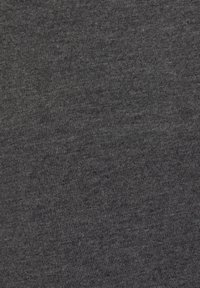 Dunkelgrauer Stoff mit glatter Textur, der ein dezentes meliertes Muster aufweist. Das Material wirkt leicht und dehnbar.