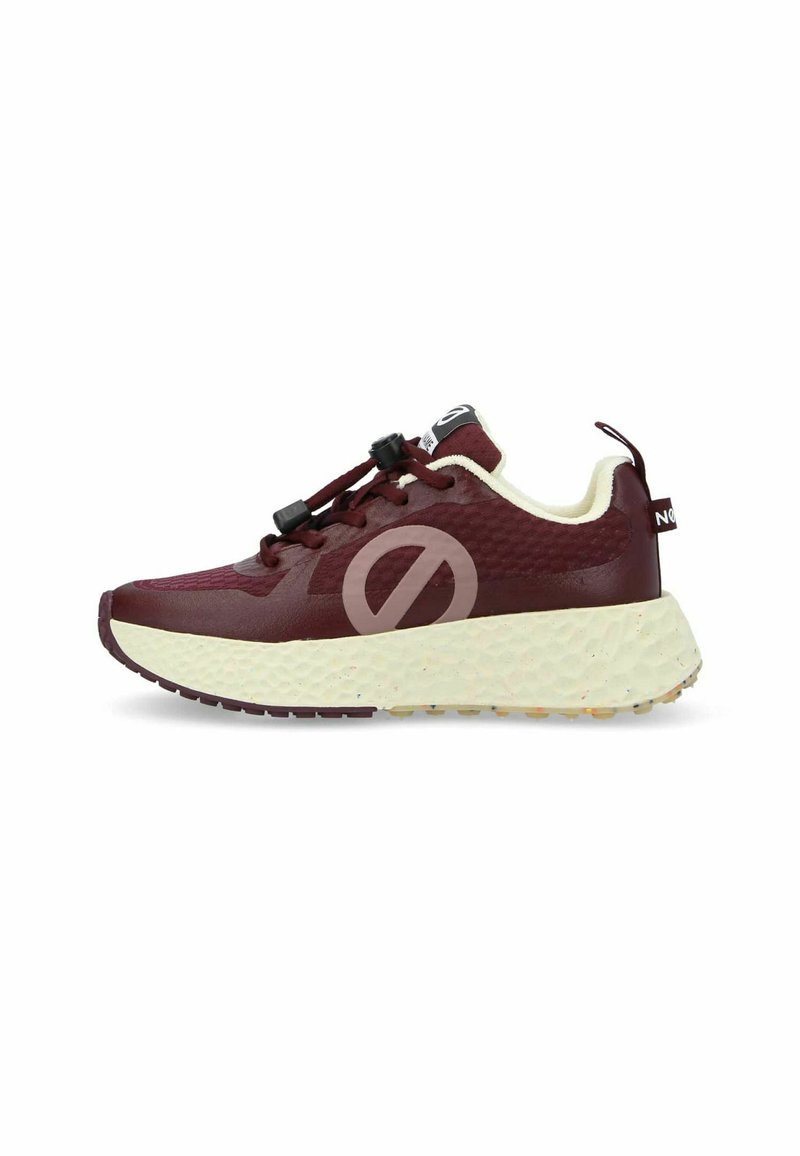 Sneaker marrone con tomaia testurizzata, intersuola bianca maculata e suola in gomma. Presenta allacciatura regolabile e accento del logo sulla linguetta.