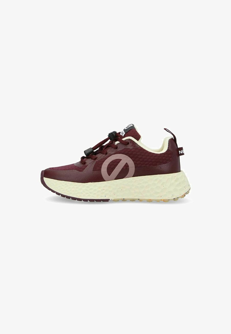 Maroon sneaker met getextureerde bovenkant, witte gespikkelde tussenzool en rubberen buitenzool. Bevat verstelbare veters en een logo-accent op de tong.