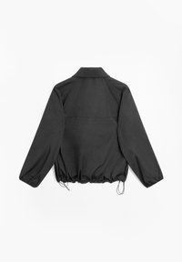 Giacca leggera nera con colletto, maniche lunghe e orlo elasticizzato arricciato. Texture liscia e design minimalista.