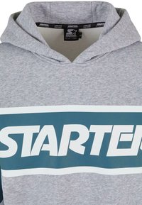 Sweatshirt à capuche gris avec un logo "STARTER" teal et blanc sur la poitrine. Tissu doux avec un design classique à enfiler et une capuche réglable.