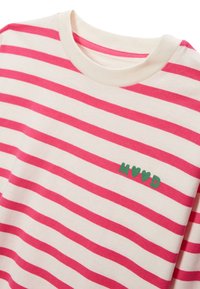 T-shirt rayé en coton doux, avec des rayures alternées rose et blanche, dotée d'un détail brodé "M❤️D" vert près de l'encolure.