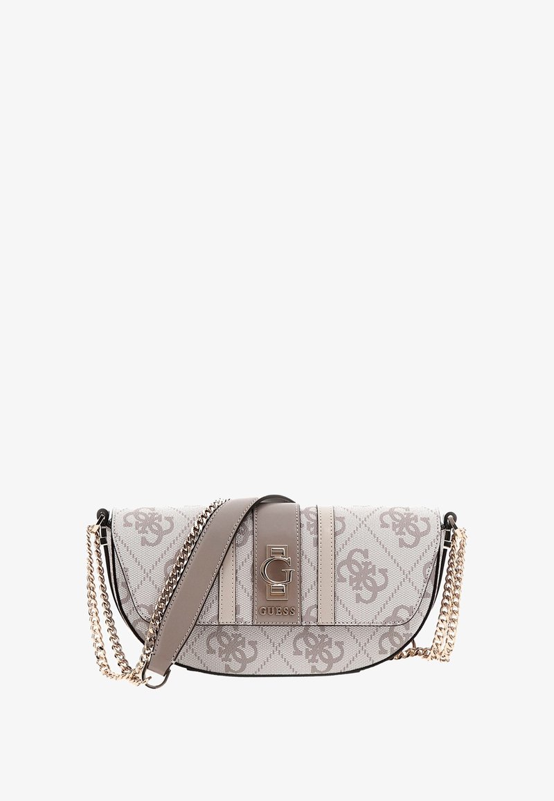 Bolso de hombro Guess en tonos beige y topo con patrón de monograma, correa de cadena dorada, detalles de cuero y logotipo metálico "G" en la solapa frontal.
