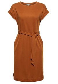 Robe à manches courtes couleur rouille avec encolure ronde et ceinture en tissu assorti nouée à la taille.