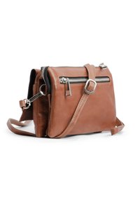 Sac en cuir marron porté travers avec sangle réglable, quincaillerie en argent, poche zippée à l'avant et finition texturée. Design rectangulaire compact.