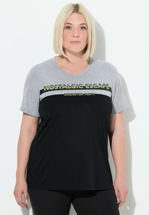 Zwarte en grijze T-shirt met de tekst "NOSTALGIC ESCAPE", korte mouwen, ronde hals, zachte textuur en een relaxte pasvorm.
