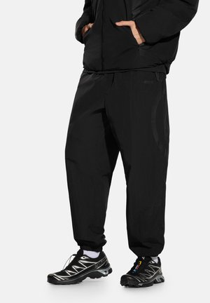 - Spodnie treningowe