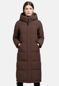 Cappotto lungo imbottito marrone con cappuccio, caratterizzato da tasche frontali, bottoni a pressione e una texture morbida. Progettato per calore e copertura.