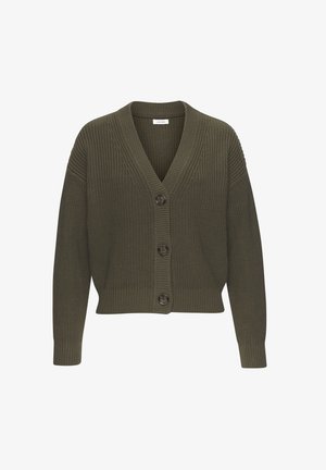 Gilet vert olive avec un col en V, texture côtelée, quatre grands boutons sur le devant et une coupe légèrement oversized avec des manches longues.