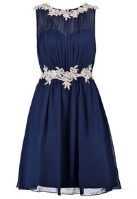 Námořnické šaty s plisovaným živůtkem, průhlednou vrstvou a květinovým krajkovým detailem v pase, s bezramínkovým designem a kulatým výstřihem.