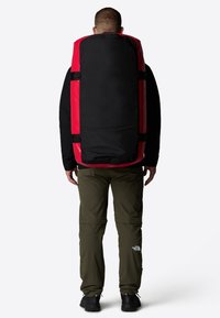 The North Face BASE CAMP DUFFEL - L - Resväska - tnf red tnf black npf
