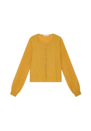 Cardigan giallo senape in morbido punto, con maniche lunghe, scollo rotondo e una fila di bottoni metallici sul davanti.