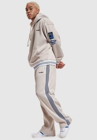 FUBU CORPORATE MESH - Treningo apatinė dalis - creme black