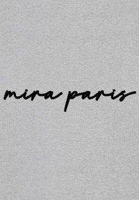 Tessuto grigio con un testo in stile calligrafico nero che recita "mira paris", centrato orizzontalmente sul design.