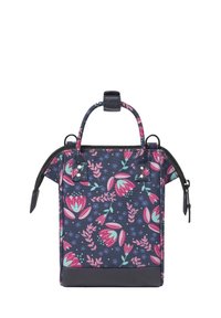 Kompakte quadratische Tasche aus Stoff mit dunklem Blumenmuster in Pink und Grün, mit doppeltem Reißverschluss und kurzen Griffen.