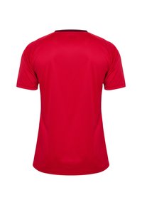 Röd kortärmad tröja, gjord av mjukt, lätt tyg. Har rund halsringning och platta sömmar, med enfärgat utförande utan grafiska detaljer.