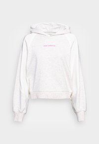 Przycięta biała bluza z kapturem z różowym, plecionym wzorem; zawiera kaptur, rękawy raglanowe oraz różowe logo "new balance" na piersi.