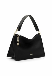 Sac à main en cuir noir avec une surface texturée, une seule poignée et des accessoires en or. Il présente un charm décoratif et une forme angulaire.