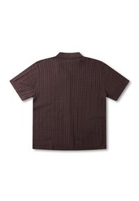 Καφέ κοντομάνικο πόλο πουκάμισο με υφασμένη, ριγωτή υφή, με επίπεδη γιακά και άνετη εφαρμογή.