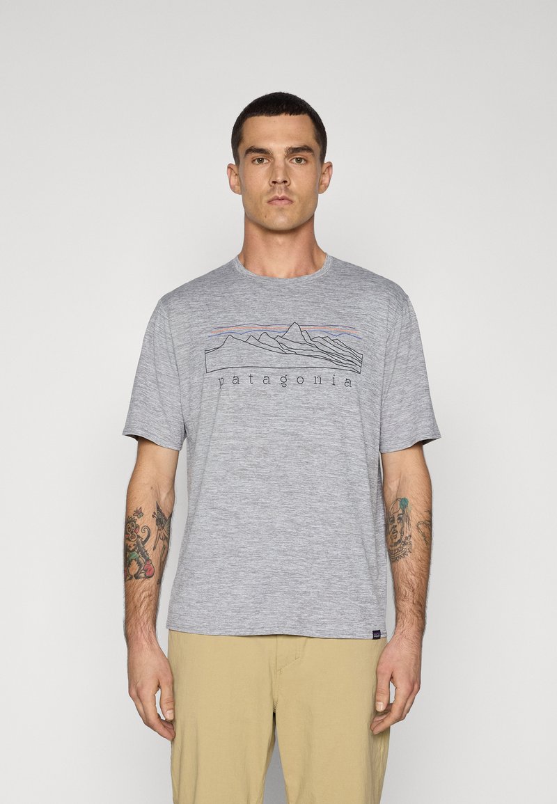 Patagonia DAILY GRAPHIC SHIRT - Sportiniai marškinėliai trumpomis rankovėmis - feather grey