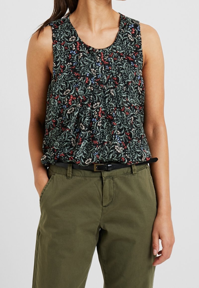 Haut sans manches à motif floral sur fond sombre, avec des accents verts, rouges et bleus. Encolure ronde, tissu léger, coupe décontractée.