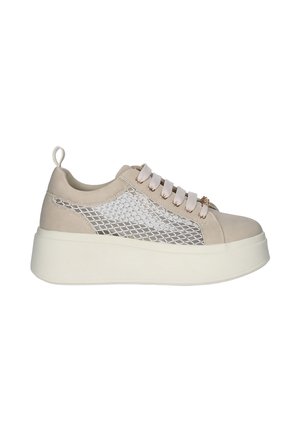 Zapatilla deportiva beige con plataforma y suela blanca gruesa, paneles laterales de malla, cordones blancos anchos y tira para sujetar en el talón, vista de perfil.
