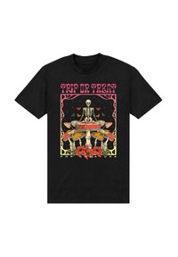 Černé tričko s barevným grafikou skelety, houbami a květinami, s textem "TRIP NEBO POKUTU" v růžové barvě.