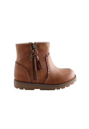 Brauner Leder-Stiefelette mit seitlichem Reißverschluss, Quasten-Zug, gewelltem Besatz und dicker Gummisohle.