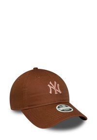 Brauner Baseballcap aus Stoff, mit einem gestickten, hellrosa NY-Logo. Traditioneller gebogener Schirm und verstellbarer Riemen hinten.