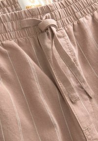 REGULAR FIT - STRIPED - Auduma bikses - pink white