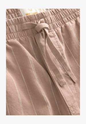 Pantaloni corti di lino marrone chiaro con righe bianche, dotati di cintura elastica e lacci per la regolazione. Texture morbida e design casual.