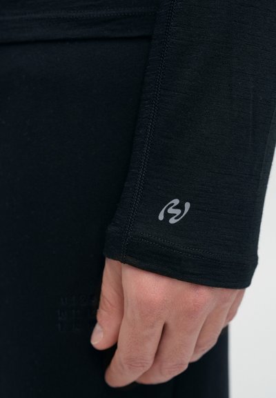 Čierny elastický dlhý rukáv na telo s priliehavým strihom a sivým logom na rukáve. Viditeľné sú švy pozdĺž okrajov.