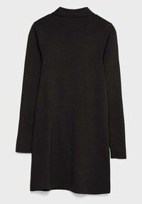 Robe tunique noire à manches longues avec col, confectionnée dans une texture douce. L'ourlet tombe à mi-cuisse, avec une coupe décontractée et sans éléments apparents.