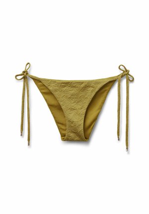 Olivgrüner Bikinihöschen mit strukturiertem Vorderstoff und verstellbaren Seitenschnüren mit Metallösen, flach auf weißem Hintergrund ausgelegt.