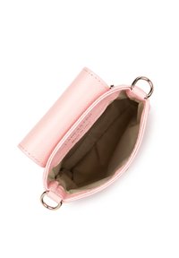 Petit sac en cuir rose avec une surface texturée, fermeture à zip et un intérieur en tissu clair. Comprend un anneau en métal pour l'attache.