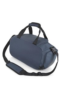 Bolsa de viaje azul marino con detalles en negro, que cuenta con un cierre de cremallera, dos asas y una correa de hombro desmontable. Textura de tela suave.
