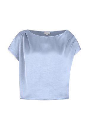 Lichtblauw t-shirt met korte mouwen, voorzien van een bootnek en van zacht, glad materiaal met minimale plooien op de schouders.