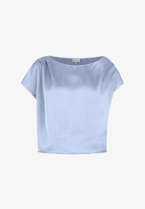 Hellblaues kurzes Oberteil mit weitem Halsausschnitt und weichem, glattem Stoff, der an den Schultern minimal gefältelt ist.