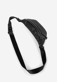 Schwarze, kompakte Bauchtasche aus glattem Material. Verfügt über ein Reißverschlussfach und einen verstellbaren Tragegurt. Geschwungenes Design für einen aerodynamischen Look.