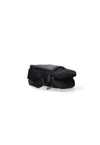 Borsa a tracolla nera realizzata in tessuto testurizzato, dotata di chiusura con zip, tracolla regolabile e un piccolo tag con logo. Design sottile e rettangolare.