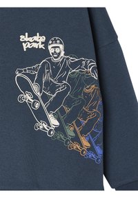 Marineblaues Sweatshirt mit einem mehrfarbigen Skateboard-Design, das einen sich bewegenden Charakter zeigt, in Siebdruck. "Skate Park"-Text über der Grafik.