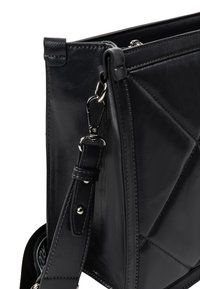 Sort l�æder crossbody taske med kviltet design, sølv hardware og en justerbar strop med syet dekoration.